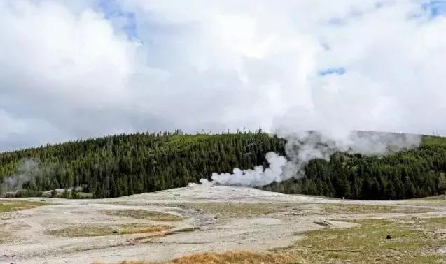 湖北黄石山火逼近村庄，多部门联手扑救的紧急行动