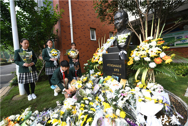 黄旭华逝世，灵堂内无名花圈汇聚，致敬传奇人生