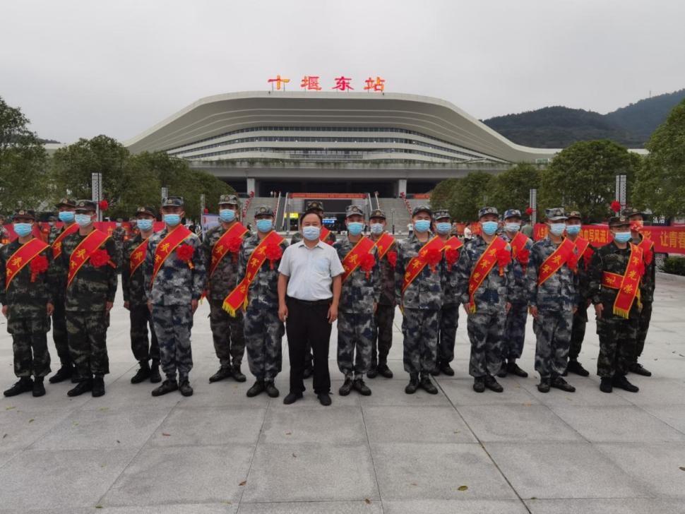 震撼！火箭军硬核装备首次曝光，你敢挑战吗？