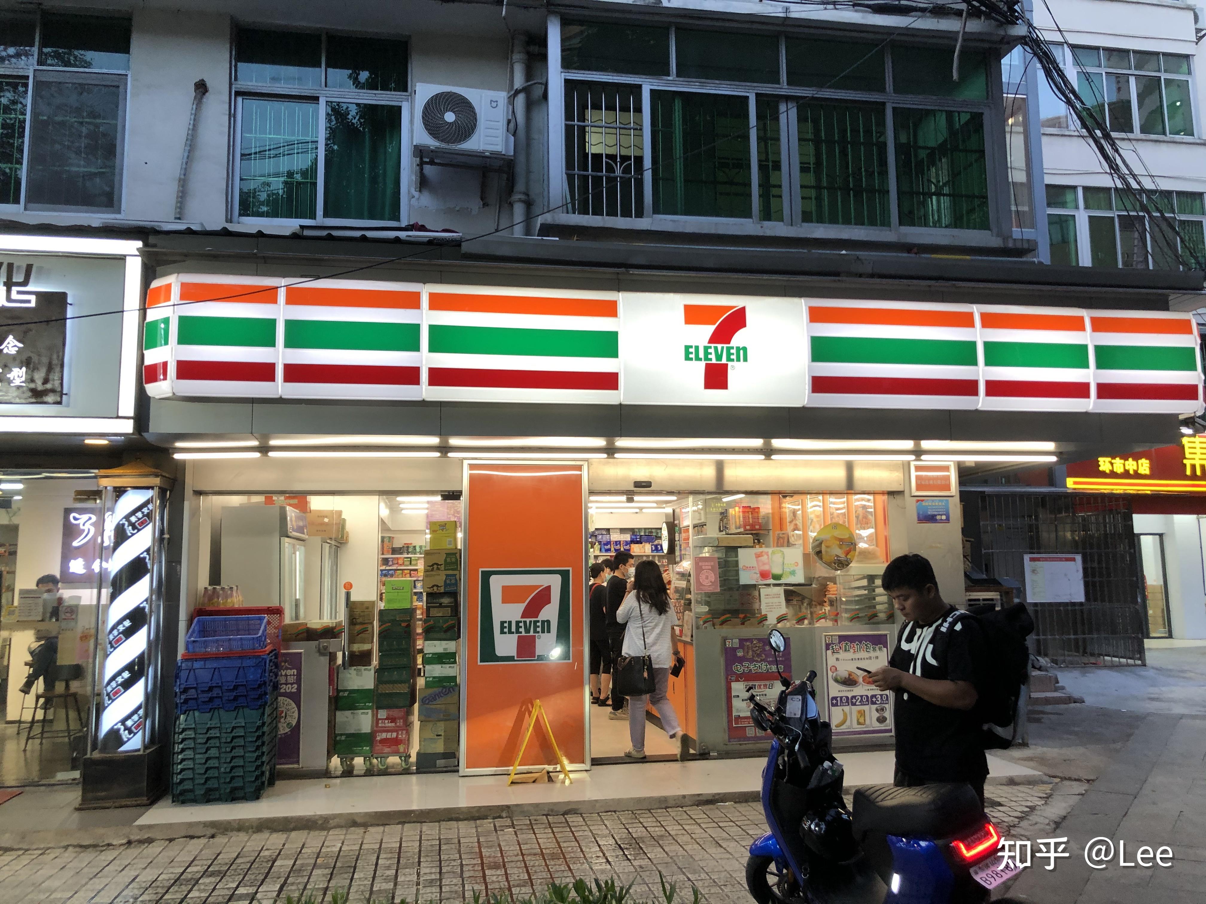 震惊！711店员竟在熟食区做不雅行为？官方回应令人意外……