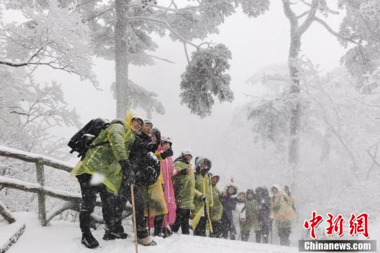 惊魂瞬间！黄山突降大雪，游客险象环生，头朝下滑落惊呆众人！