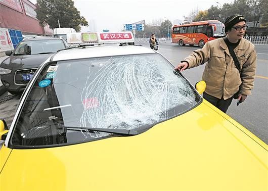 惊魂瞬间！青岛出租车当街爆炸，玻璃横飞，生死一线！