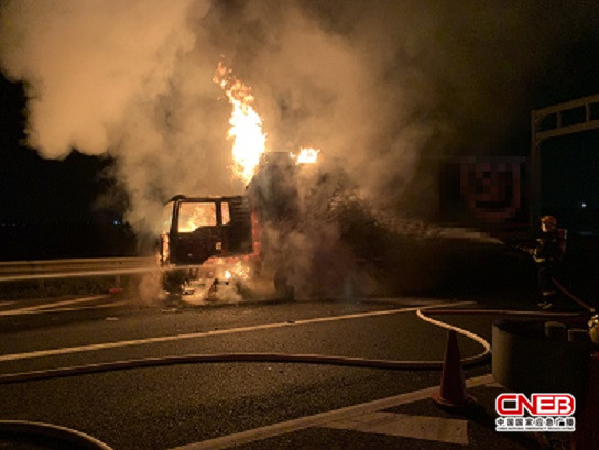 惊魂！嘉兴街头多车连环爆燃，火舌冲天！目击者，太可怕了！