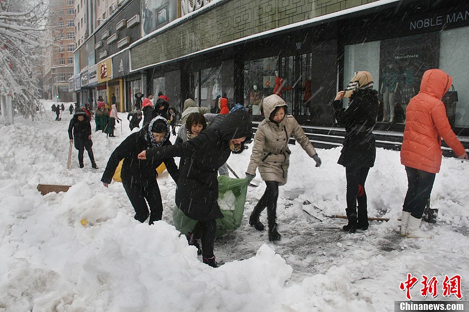 暴雪突袭满洲里，寒风中的惊心动魄，谁能逃过这场白色浩劫？