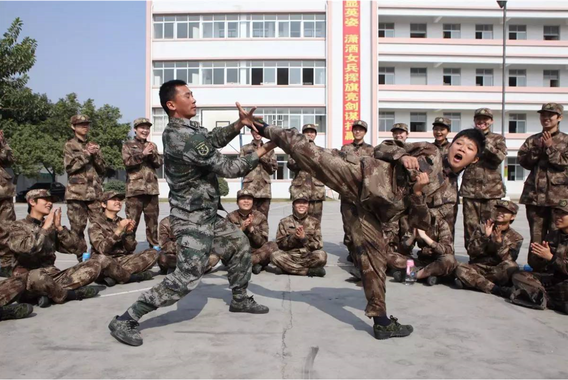 北京西站转运新兵入伍 女兵队伍亮眼