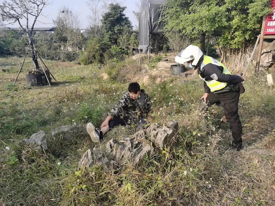 惊魂瞬间！小伙骑车失控撞绿化带，竟‘飞’进居民家！现场画面太震撼！